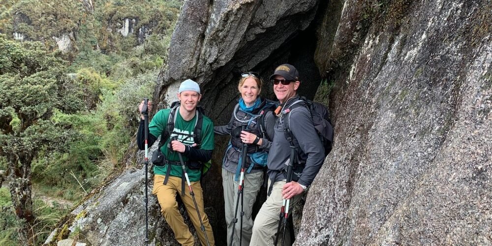 beautiful family photo in ancascocha trek + inca trail 7 days