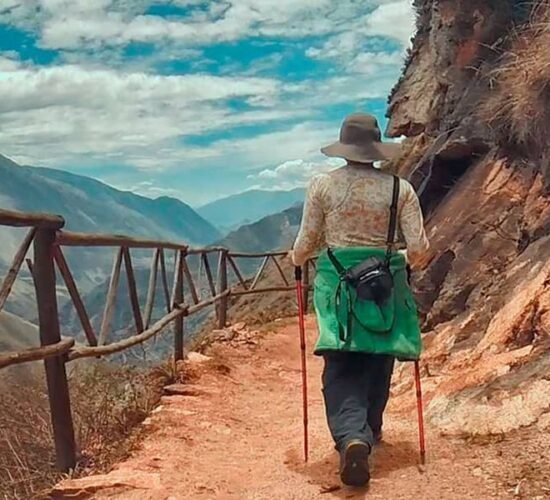 Hike Capuliyoc To ChiquiscaThe Choquequirao trail is the best option for walking and enjoying landscapes.