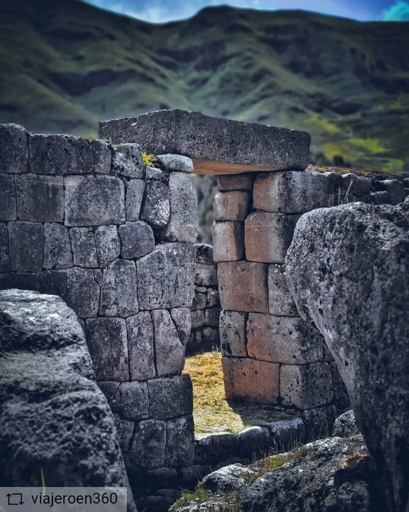 It is one of the main archaeological sites along with Sacsayhuaman, Qenqo and Tambomachay.