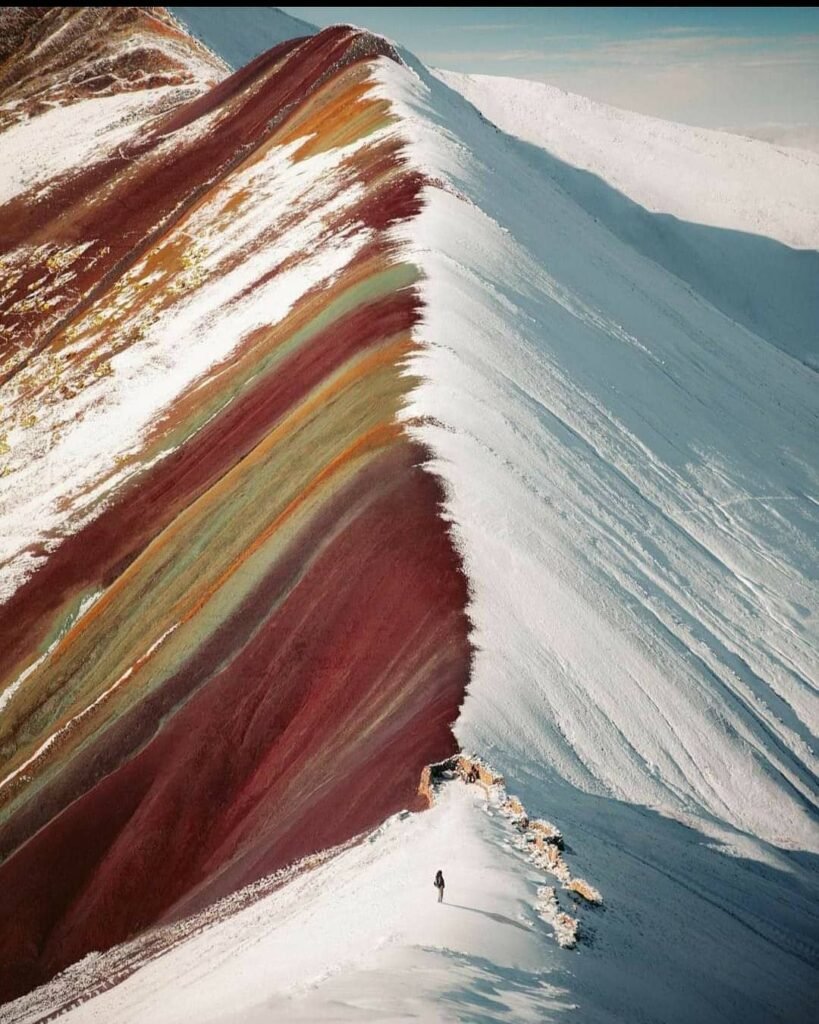 Mountain of seven colors, this is how Vinicunca looks covered in snow at dawn