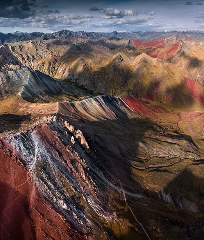 The natural color of the mountain is due to the large amount of sedimentary stones in erosion