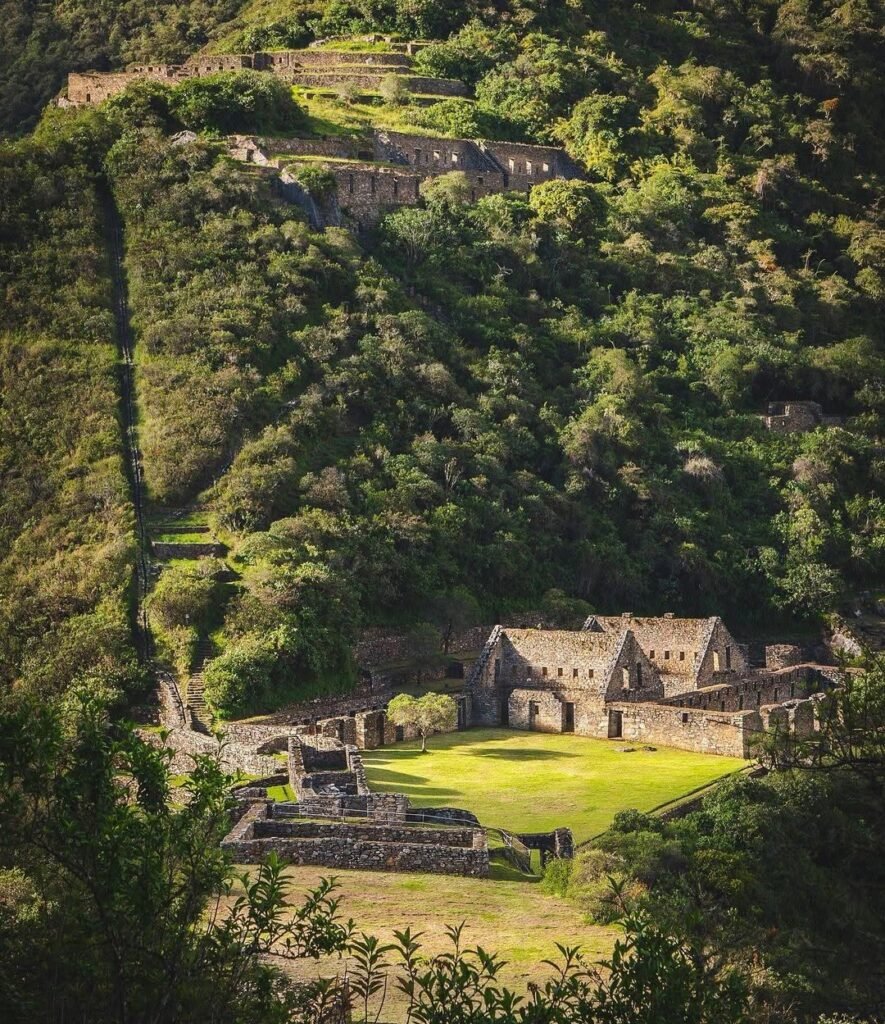 They encounter the absolute silence of its mysterious ruins.