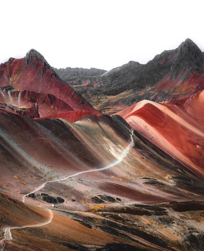 This unforgettable little path takes us to the Red Valley. After visiting the Rainbow Mountain, we can choose to return through this wonderful landscape.