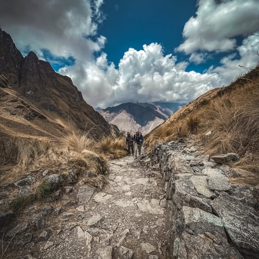 Tourist guides recommend doing the route in May, June or July. In these months, due to the good weather with very little chance of rain, the walk is done under splendid sunshine.