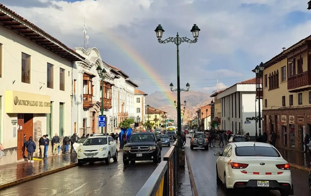 El Sol Avenue houses a variety of government offices and tourism-related services.