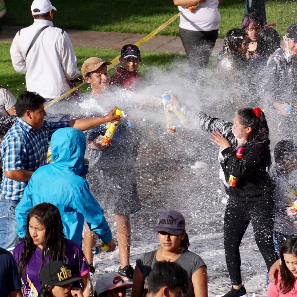 Men and women divide into two teams and play by throwing water, water balloons, flour and even shoe polish at each other in an atmosphere of camaraderie.