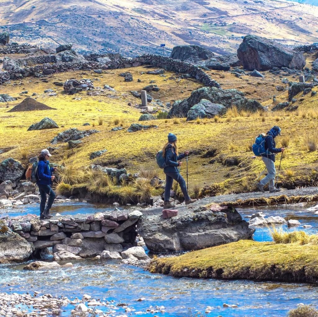 We started the hike up Ausangate in beautiful sunny weather. At just 400 meters, we were already over 4200 meters